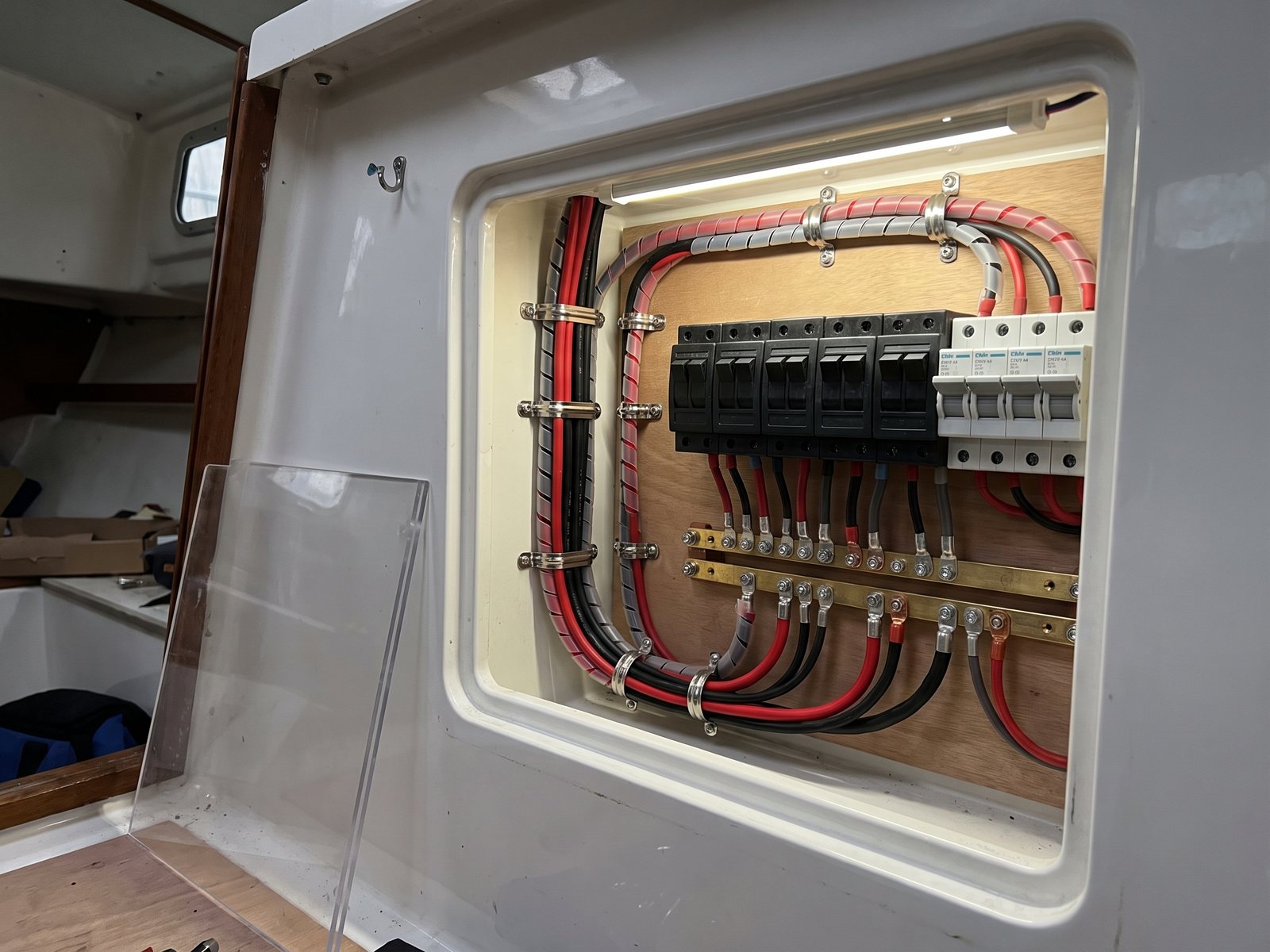 Neu verlegtes Bordnetz mit beschrifteter Schalttafel in einem Sportboot